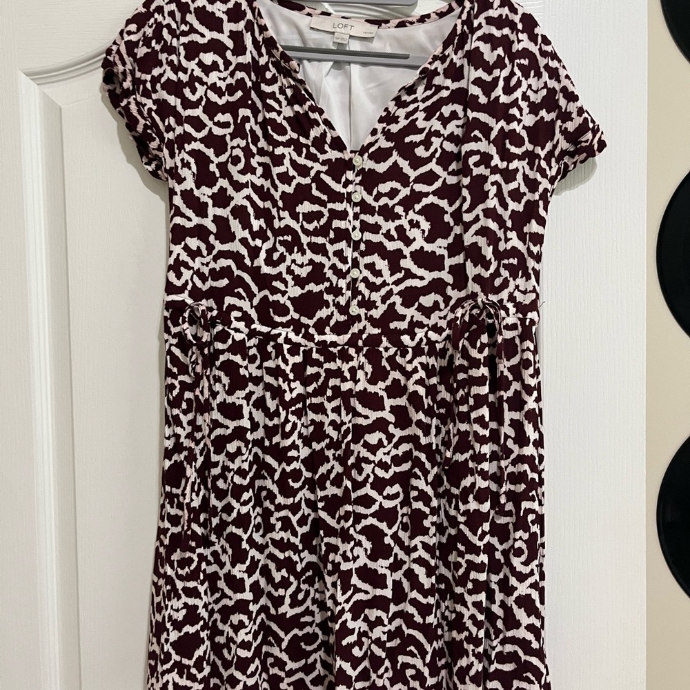 LOFT Women's Maroon and White Patterned Mini Dress